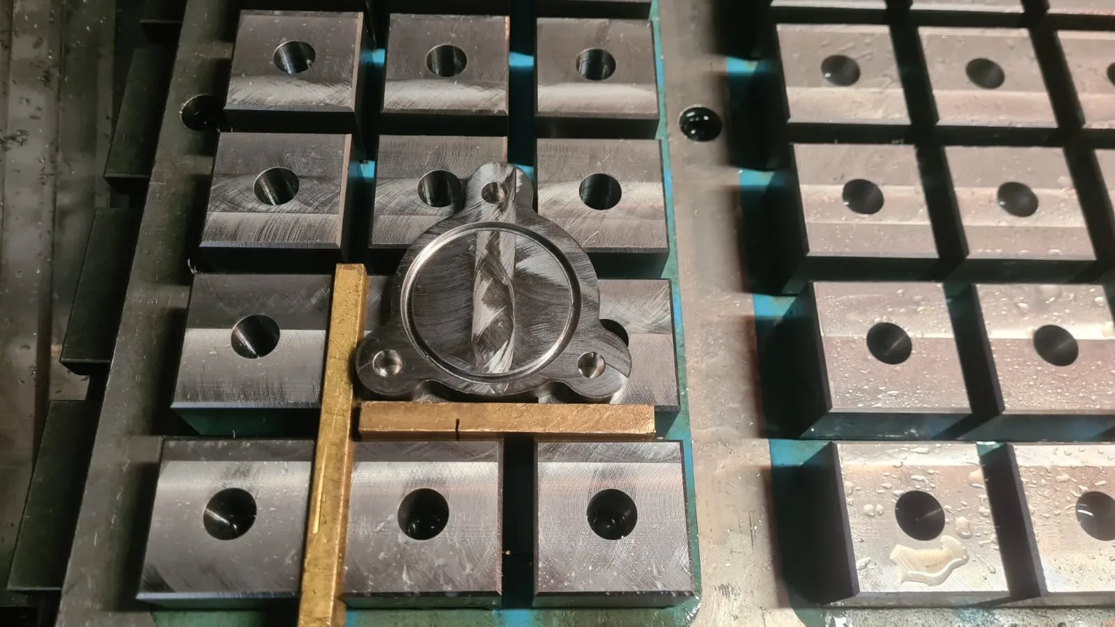 Plate with the gasket groove